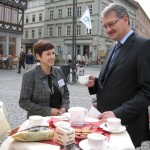 Matthias Doht (Oberbürgermeister der Stadt Eisenach) genießt den Elisabeth Kaffee