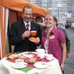 Prof. Dr. Christoph Kähler (Thüringer Landesbischof) am Stand mit Christina Braun (Elisabeth Kaffee Projekt)